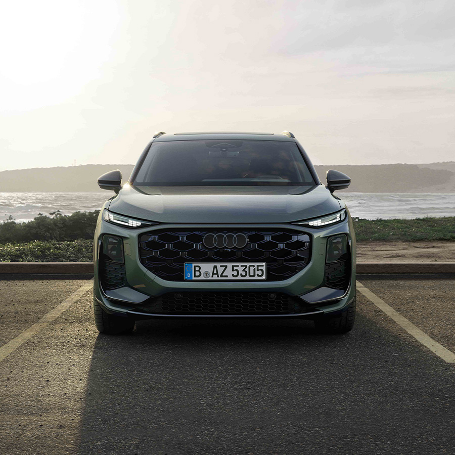 Der neue Audi Q3 SUV f&auml;hrt auch einer Stra&szlig;e