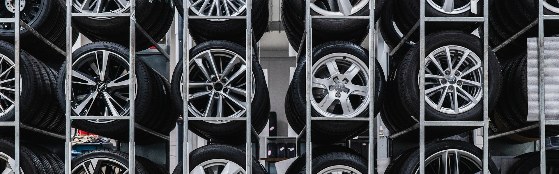 Ein R&auml;derregal steht bereit f&uuml;r den Wechsel