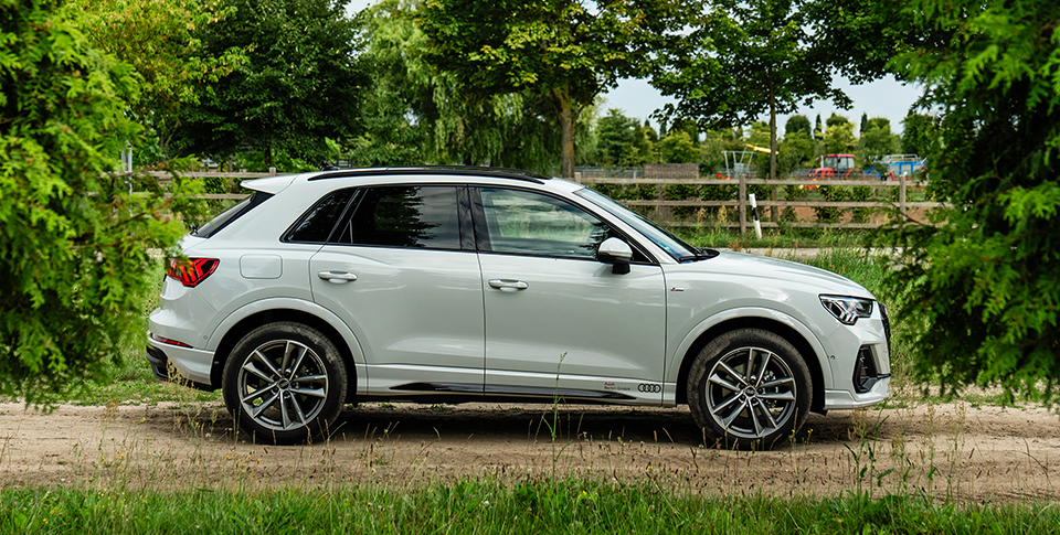 Audi Q3 Sportback steht in einem Park