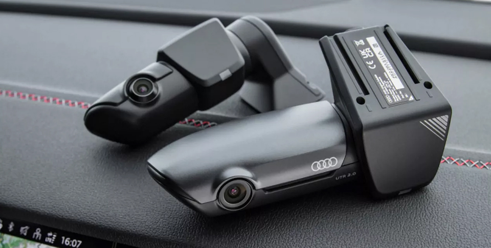 Audi Dashcam liegt auf dem Armaturenbrett
