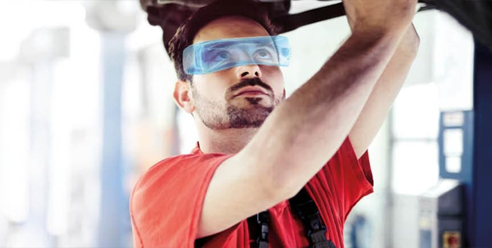 Eine Person die am schrauben ist mit einer futuristischen Brille