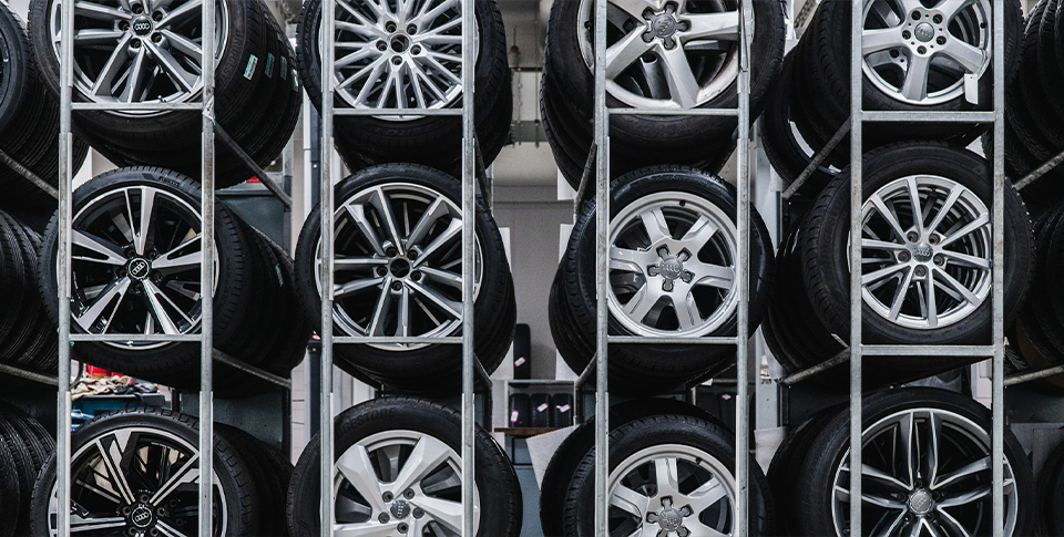 Volle Audi Reifenwagen, bereit f&uuml;r den Wechsel