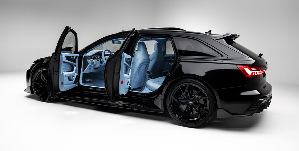 Audi ABT RS6-S steht in einem leeren wei&szlig;en Raum mit offenen T&uuml;ren mit Blick auf die Innenausstattung