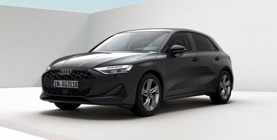 Ein Audi A3 Sportback parkt in einem Showroom