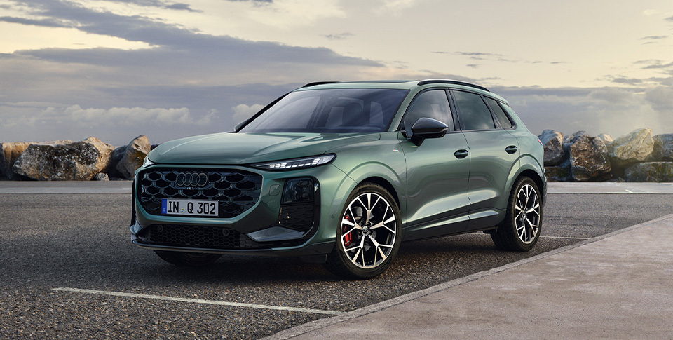 Audi Q3 steht auf einem Parkplatz