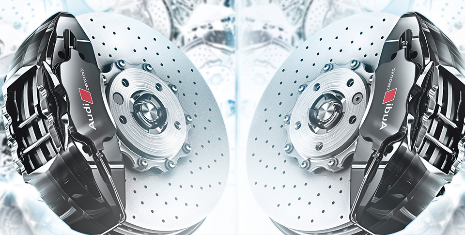 Zwei Audi Bremsanlagen die nebeneinander stehen